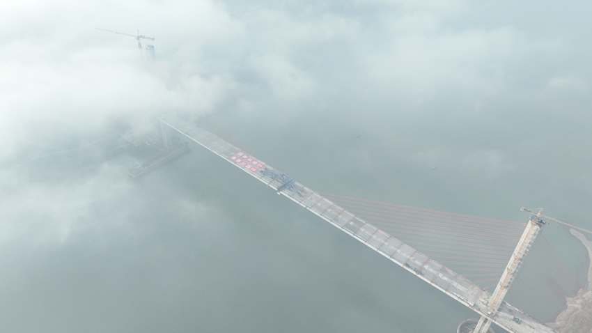 雲霧繚繞，俯瞰大橋。蜀道集團供圖