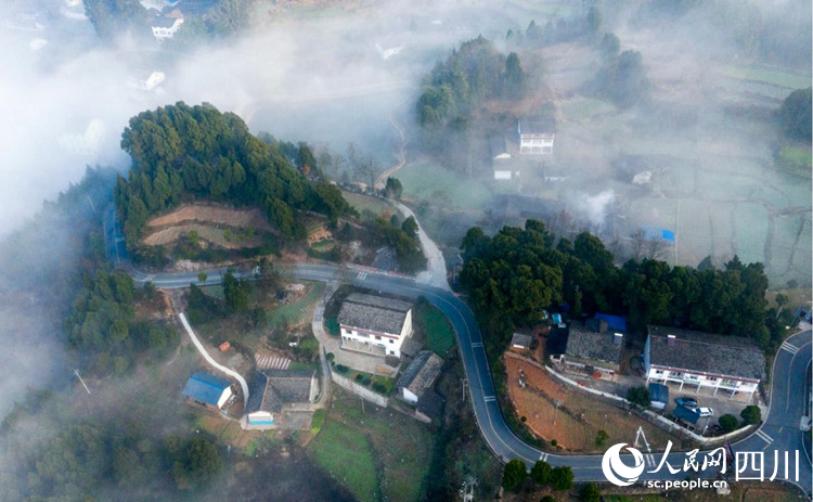 落错有致的剑门关镇高峰村。李自公摄