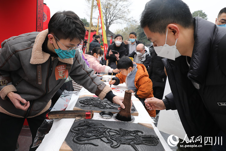 市民体验制作绵竹年画。人民网 王波摄