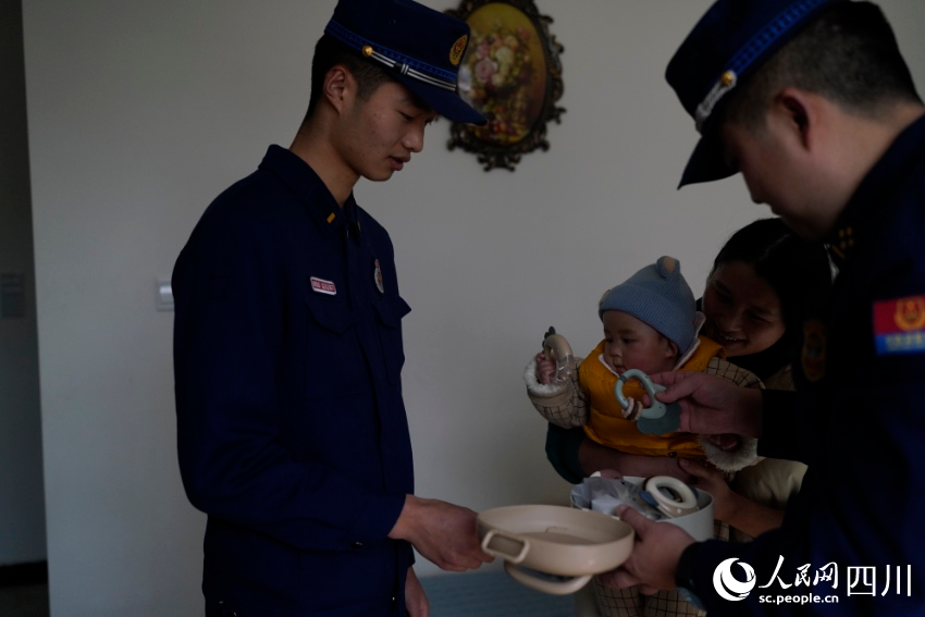 張自立送上精心准備的玩具。彭科攝