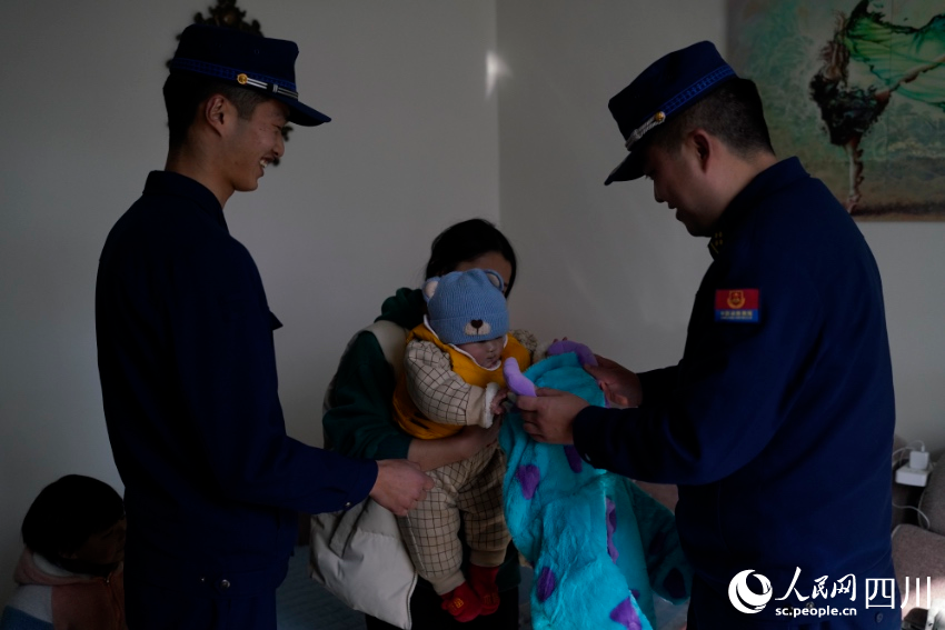 張自立把新買的衣服送給楊澤楷。彭科攝
