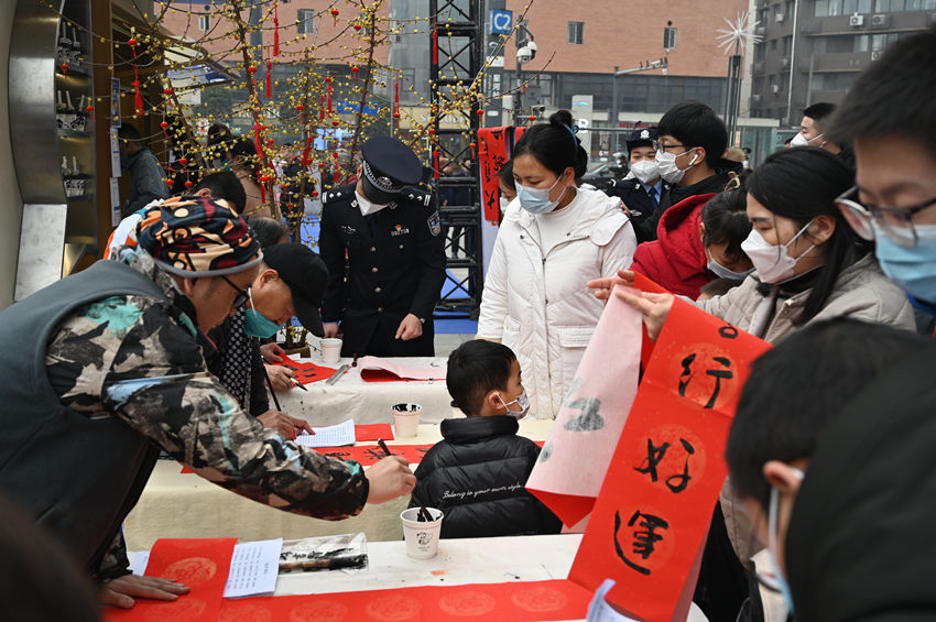 轄區書法家正在為市民寫春聯。成都市公安局金牛區分局供圖