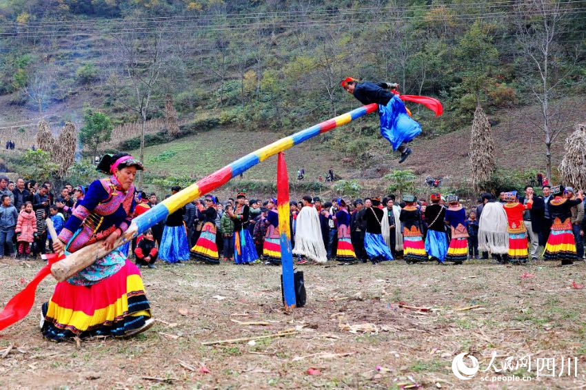 “磨兒秋”是彝族民間一項傳統體育、民俗活動，有很強的觀賞性。彝族年期間，甘洛縣波波鄉乃托村，群眾歡聚一堂玩起“摩爾秋”。施建華攝