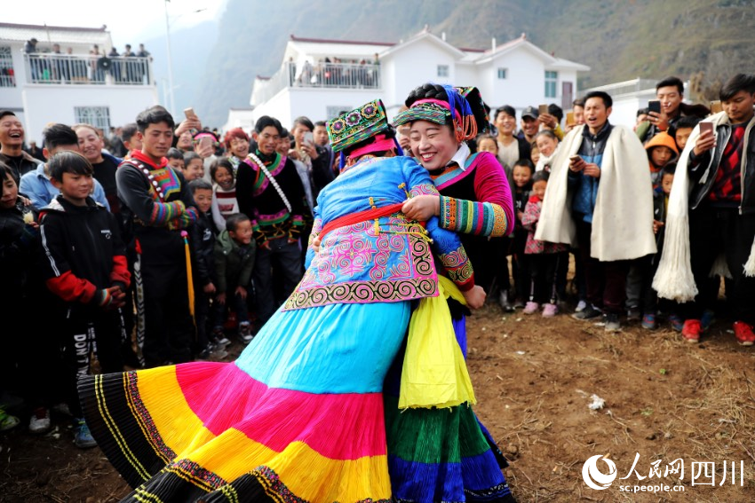 甘洛县石海乡古文村，村民欢聚在新居前，举办摔跤等活动庆祝彝历新年。施建华摄