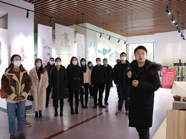 科级干部及其家属接受廉洁文化熏陶。什邡市纪委宣传部供图