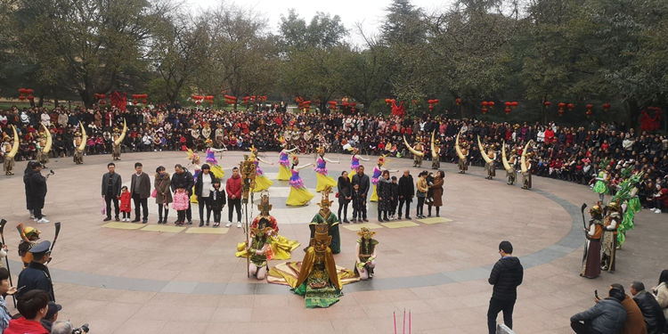 “拜保保祈福”仪式现场。广汉手机台供图