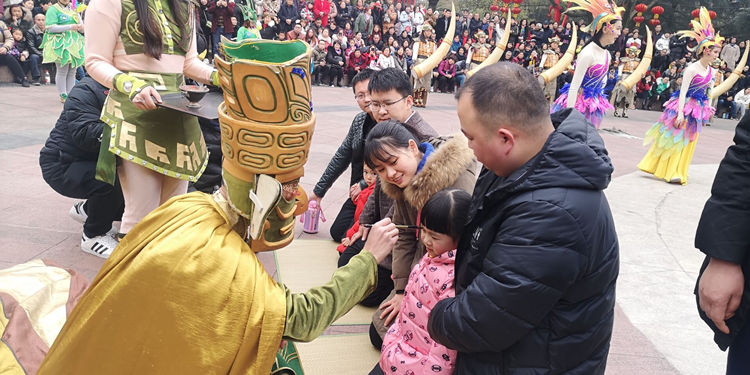为孩子祈福。广汉手机台供图