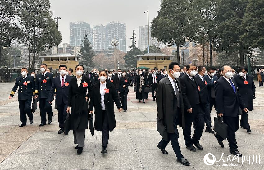 1月11日，四川省十四届人大一次会议在成都召开，代表们步入会场。人民网 王波摄
