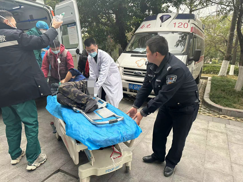 蓬安交警大隊警務人員協助醫護人員將病人送抵南充市川北醫學院搶救。蓬安縣公安局供圖