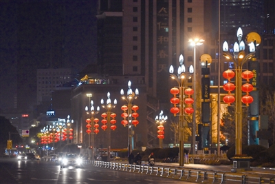 天府广场周边路灯已经挂上红灯笼。摄影记者 王勤