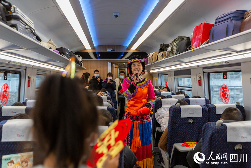 1月15日，小年當天，列車長阿依布卡在列車上，為大家演唱了一首歌曲。周俊仰攝