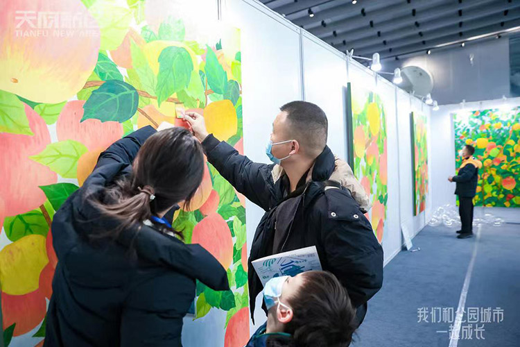 与孩子感受绿色生态的底蕴。天府新区融媒体中心供图