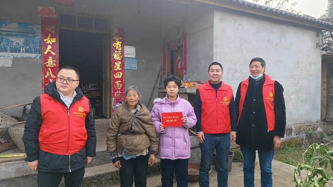 走访慰问留佳镇部分困难群众。徐振宇供图