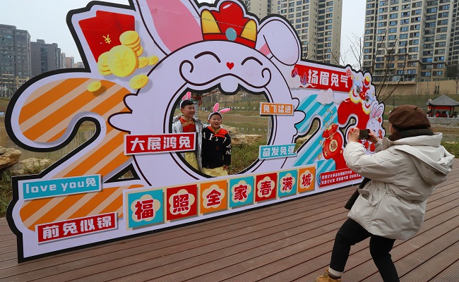 打卡拍照。荣县县委宣传部供图