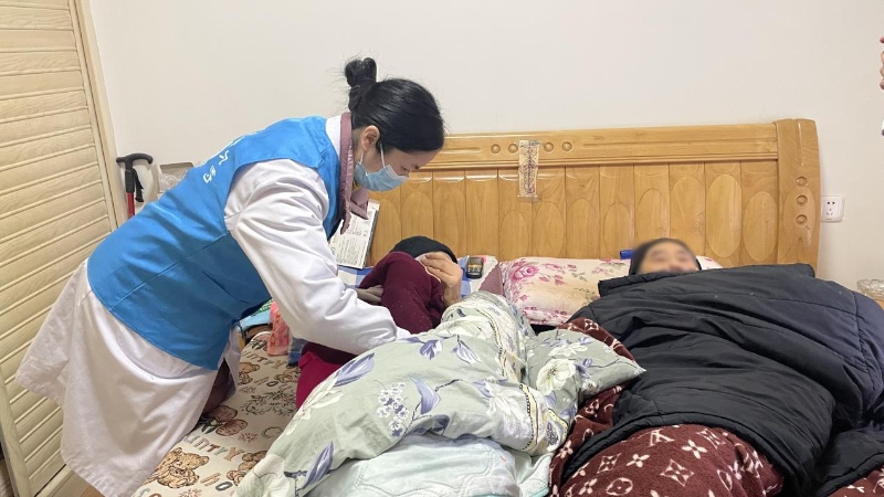 家庭醫生正為老人進行翻身。楊均梅供圖