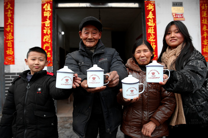 道德模范戶獲得口杯。宣漢縣委宣傳部供圖