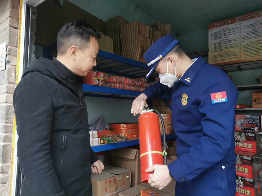 巴中消防在煙花爆竹銷售點查看滅火設施器材是否完好有效。四川省消防救援總隊供圖