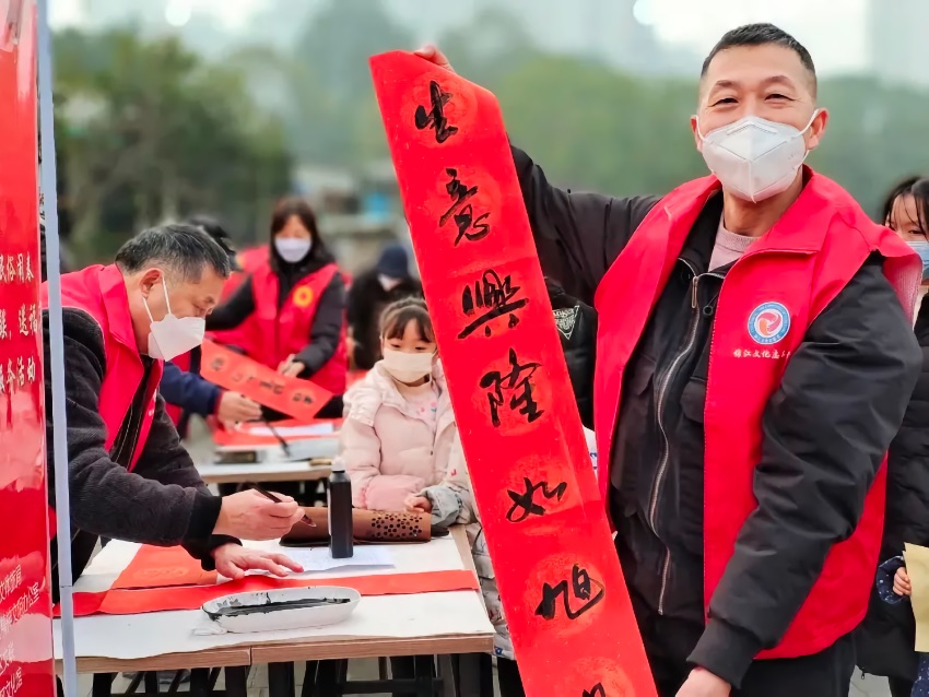 写春联、送祝福。锦江融媒供图