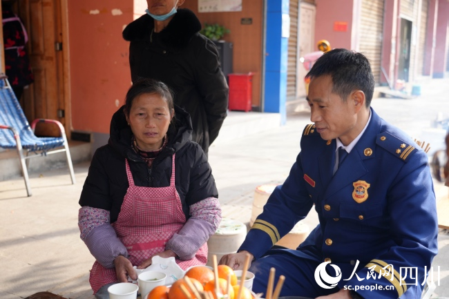 1月17日，在雅安市石棉縣王崗坪彝族藏族鄉，消防救援人員看望王德芳。李從林攝