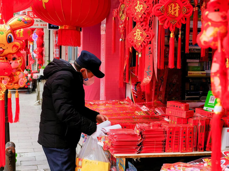 市民选春联。广汉市融媒体中心供图