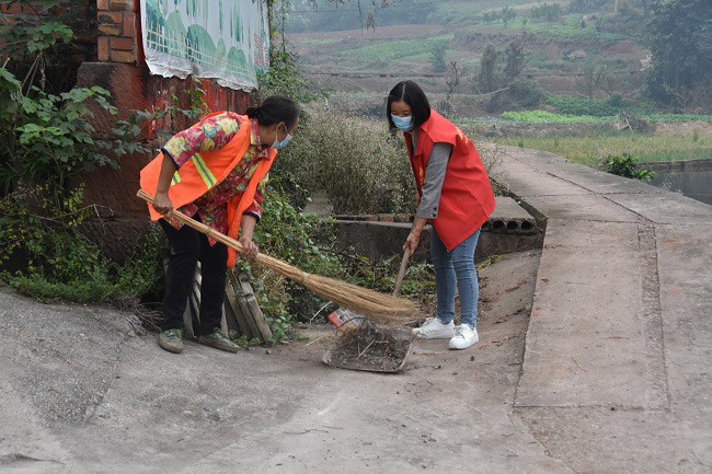 干群合力清扫垃圾。胡未供图
