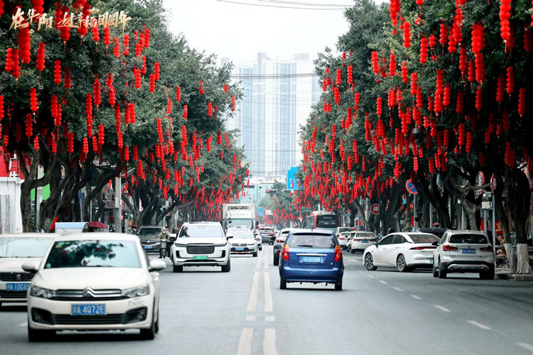 张灯结彩迎新春。华阳街道供图