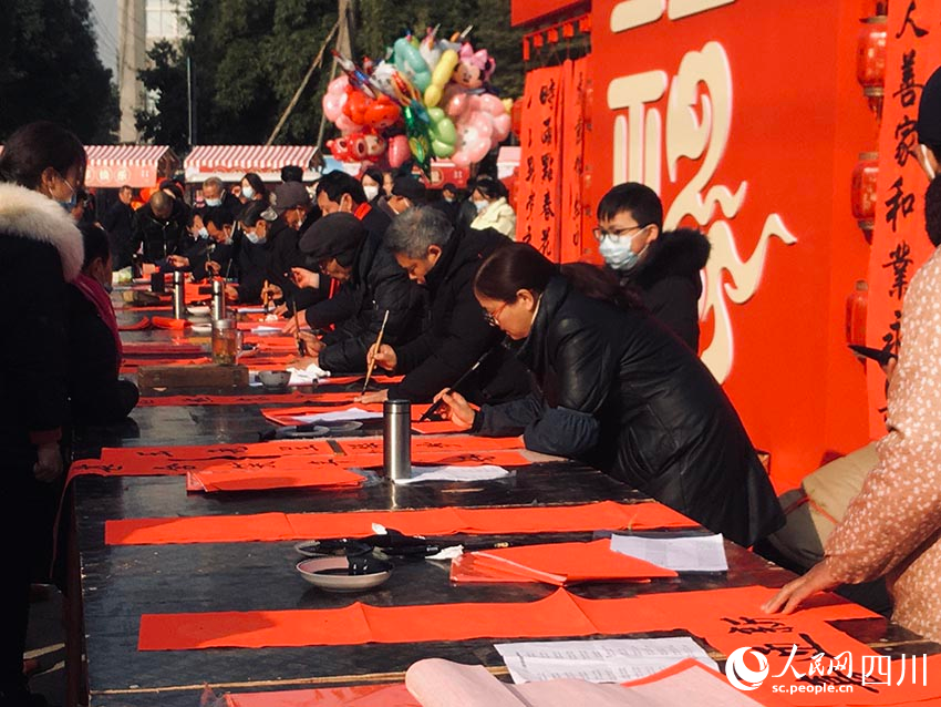 写春联送祝福。范琪琴摄