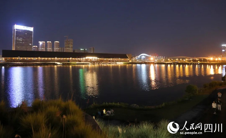 秦皇湖夜景。周勇良摄