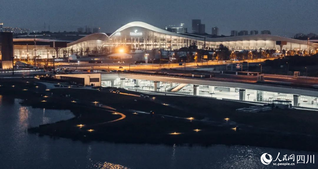 西博城夜景。周良勇摄