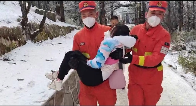 森林消防员抱着女孩向卫生院赶去。视频截图