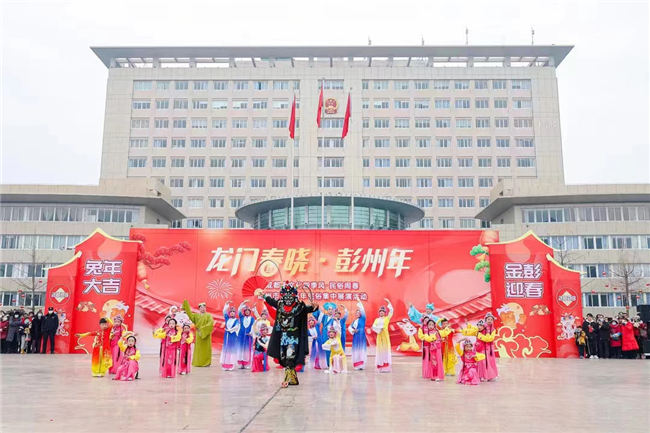 2023年“龙门春晚·彭州年”暨“成都文化四季风·民俗闹春”彭州市民俗集中展演活动在彭州市行政中心广场举行。彭州市委宣传部供图