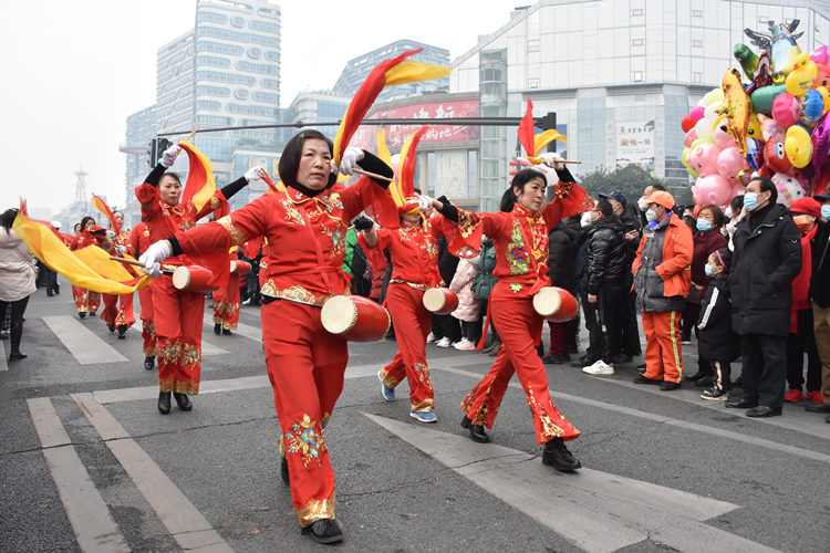 载歌载舞迎新年。广汉市融媒体中心供图