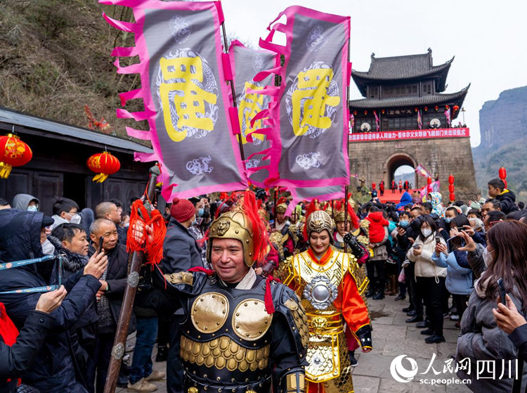 阿迪力父女在剑门关景区受到游客热烈欢迎。王春波摄