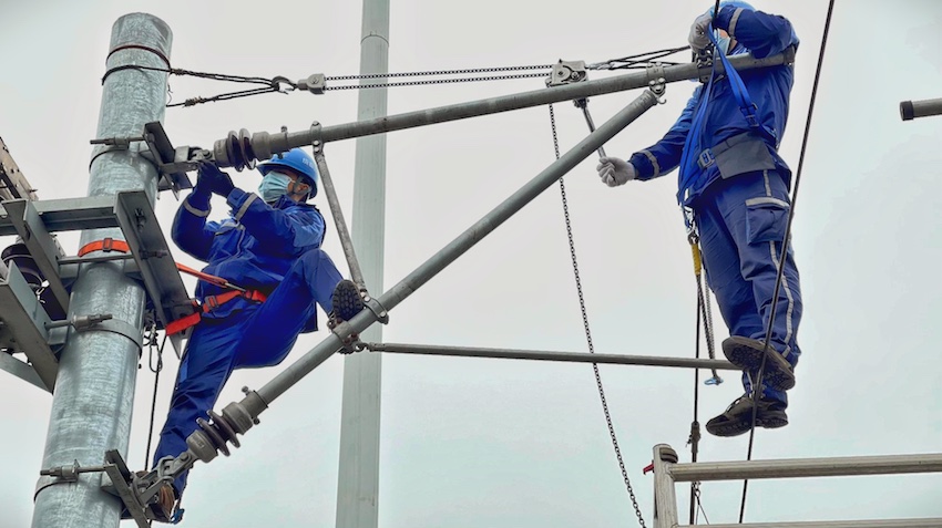接触网检修工正在进行高空作业检修。成都交通供图