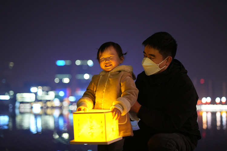 带上孩子一起放灯。天府新区融媒体中心供图