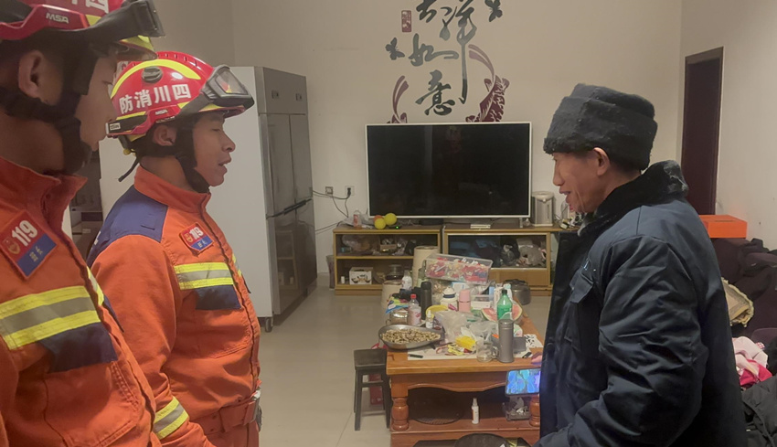 救援人员正在开展房屋受损情况排查，并询问群众情况。四川省消防救援总队供图