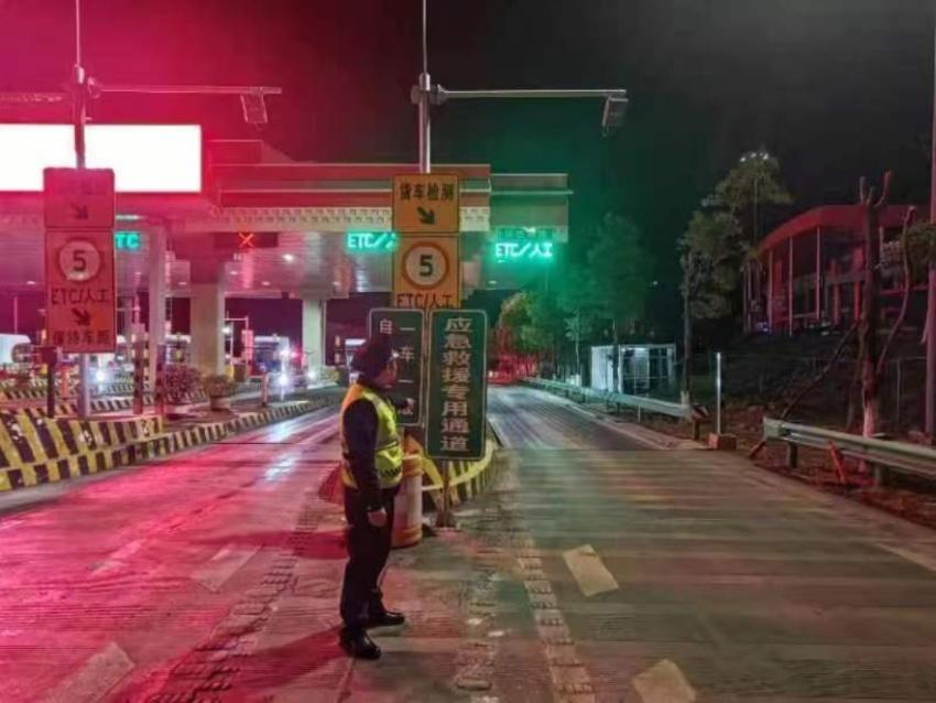 高速路收费站应急救援通道已开启。四川省交通执法总队供图