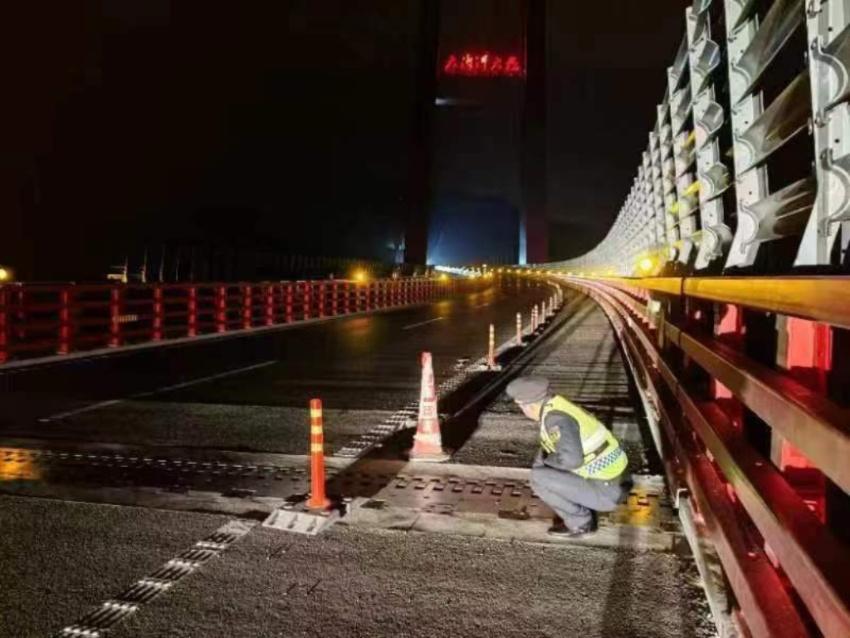 執法人員正在對路網情況進行檢查。四川省交通執法總隊供圖