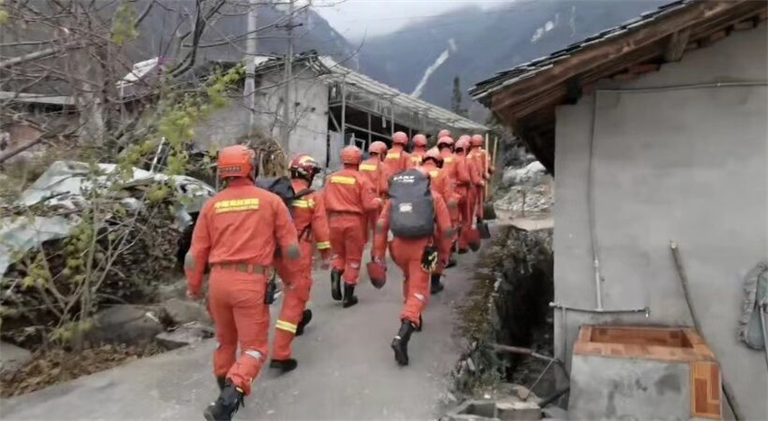 救援隊伍已抵達震中及周邊區域，進村入戶核查災情。四川省應急管理廳供圖