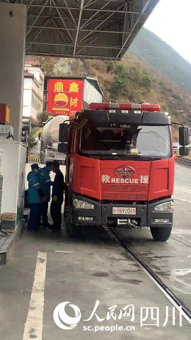 中國石油四川銷售甘孜分公司康巴加油站正在全力保障救援車輛用油。  益希擁初攝