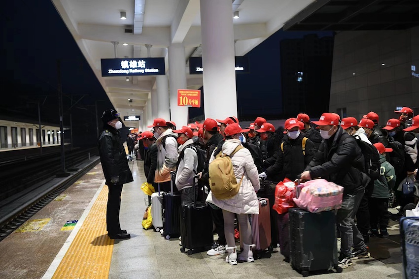 宜宾西至温州南“点对点”定制务工专列将连续7日开行，助力3000余名农民工返岗。成都铁路供图