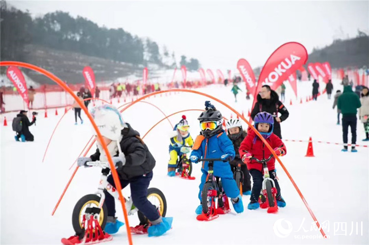 游客滑雪戏雪。冉金鹭摄