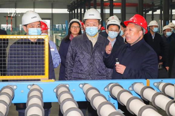 1月28日，市委書記楊林興（中）帶隊來到康宇電子基板科技有限公司，調研督導傳統產業轉型升級、創新發展情況。