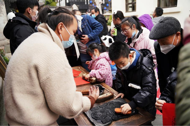 孩子现场拓印年画。青羊区融媒体中心供图