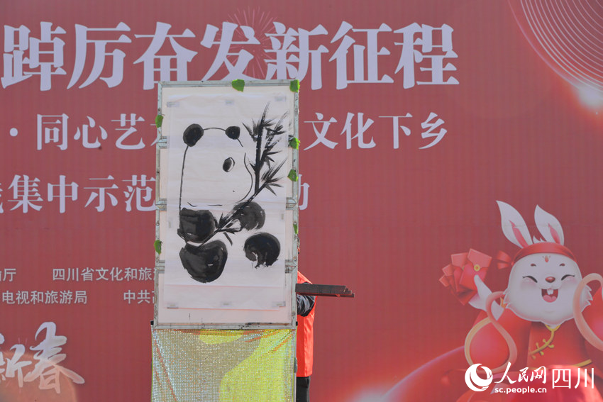 木偶表演《熊猫咪咪》。人民网 王洪江摄