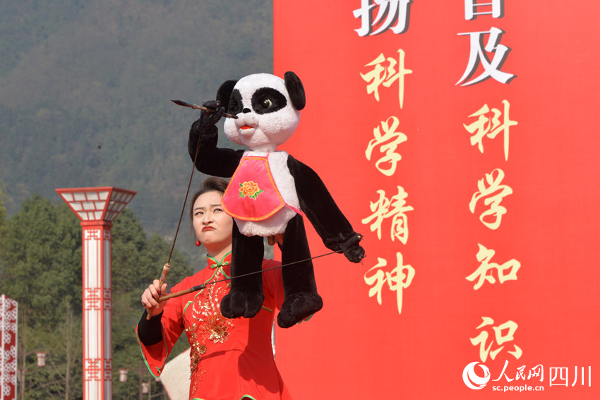 在筠連縣表演木偶節目《熊貓咪咪》。人民網 王洪江攝