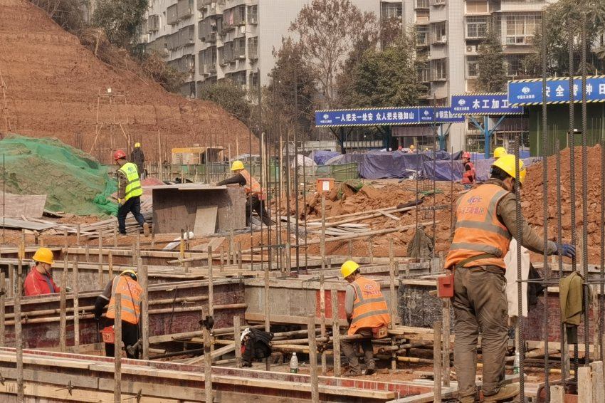 马鞍九义校初中部建设工地上一片热火朝天景象。资阳市高新区管委会供图