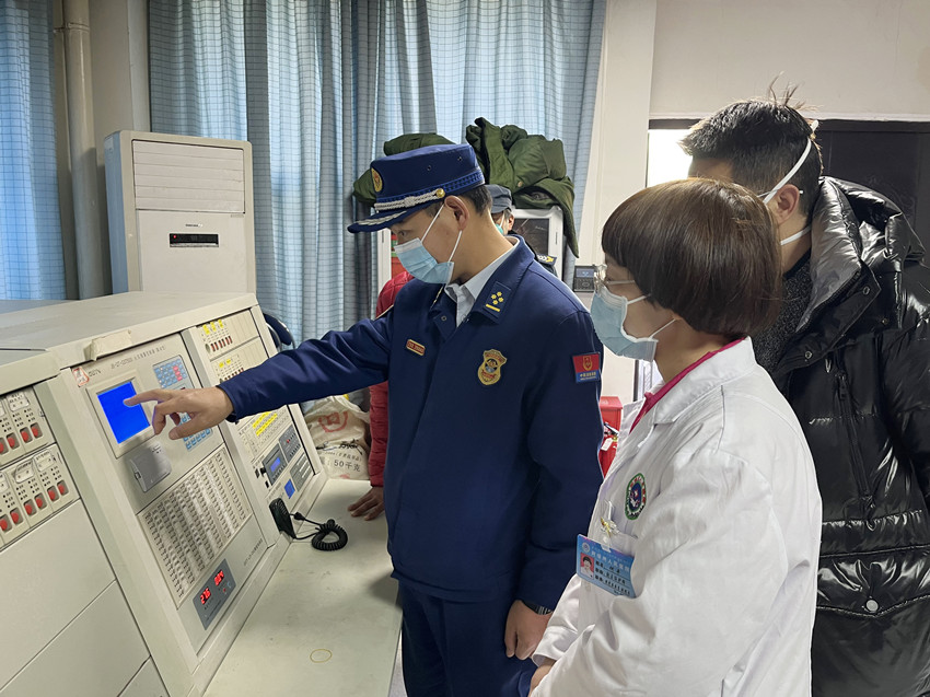 阿坝消防深入医院指导排查火灾隐患。四川省消防救援总队供图