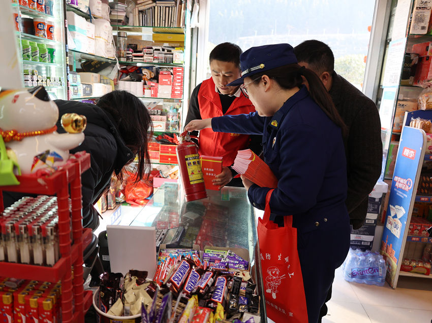 巴中消防联合社区志愿者深入“九小场所”开展隐患排查暨宣传活动。四川省消防救援总队供图
