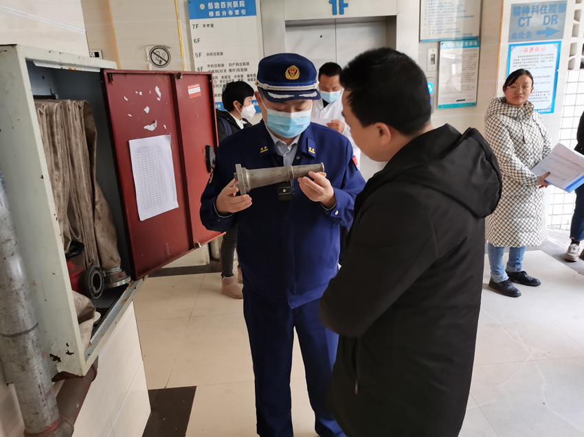 廣安消防走進醫院指導做好消防設施器材維護。四川省消防救援總隊供圖